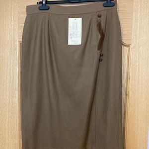 NWT Hortensia Brown Skirt. Length-27,5”.waist-16,5”. Lined. Back zipper closure.